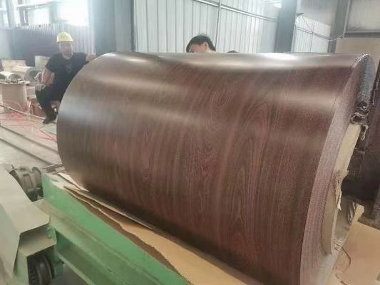 Materiał budowlany SGCC Niestandardowa wstępnie pomalowana cebula stalowa z drewnianym wzorem 0,12-1,5 mm Metalowe rolki dachowe PE / HDP